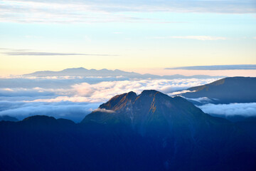 笠ヶ岳からの景色、広がる雲海、手前に焼岳、