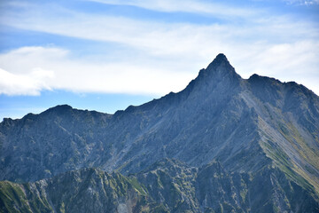 Fototapeta premium 槍ヶ岳から延びる西鎌尾根、左奥は北鎌尾根