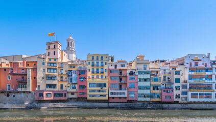 Maisons colorées de l'Onyar à Gérone en Catalogne, Espagne.	
