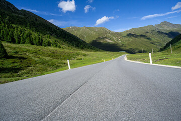 autostrasse im gebirge