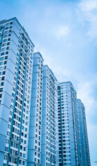 Obraz premium Apartment buildings with a cloudy sky background