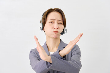 手でばつ印のジェスチャーをするオペレーター　白背景