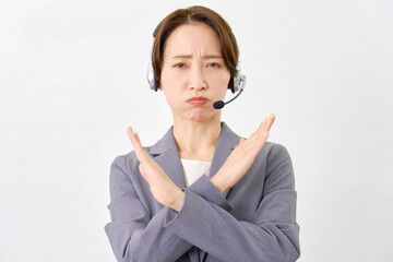 手でばつ印のジェスチャーをするオペレーター　白背景