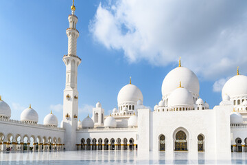 Fototapeta premium A captivating glimpse into the Islamic architectural marvel, Sheikh Zayed Grand Mosque, under the stunning hues of twilight in Abu Dhabi, UAE.