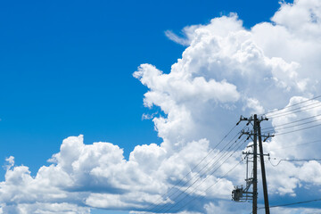 夏の青空と入道雲と電柱
