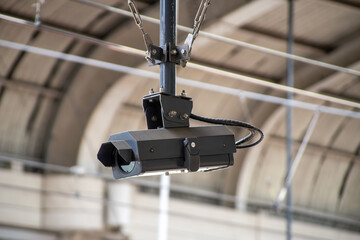 鉄道ホームの監視カメラ