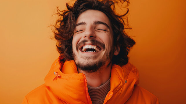 Retrato colorido de um homem bonito e feliz rindo e sorrindo vestindo jaqueta laranja em fundo laranja brilhante