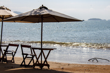 Guarda-sol e mesas na Praia do Pontal em Paraty, Rio de Janeiro, Brasil.