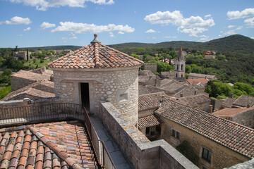 Vue panoramique prise du château dominant le village de Labastide de Virac (Ardèche)