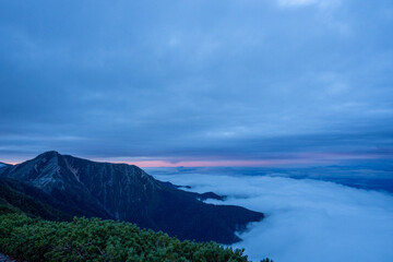 蝶ヶ岳から見た常念岳と雲海