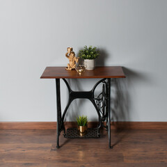 Loftowy stary mebel stolik kawowy z drewnianym blatem © VILKTERIO