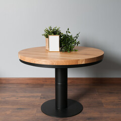 Loftowy mebel stolik kawowy z drewnianym blatem i czarną konstrukcją i złotą ramką © VILKTERIO