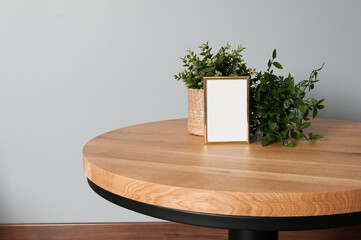 Loftowy mebel stolik kawowy z drewnianym blatem i czarną konstrukcją i złotą ramką © VILKTERIO