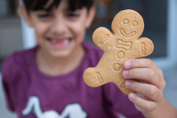 Chico sostiene una galleta de jengibre