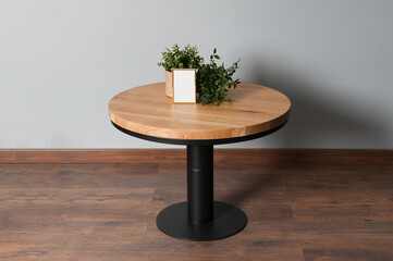 Loftowy mebel stolik kawowy z drewnianym blatem i czarną konstrukcją i złotą ramką © VILKTERIO