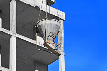 Crane lifting cone tank for cement