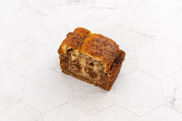 Part de marbré au chocolat sur un fond blanc marbré