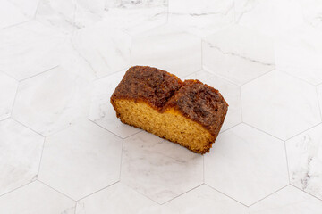 Part de carrot cake sur un fond blanc marbré