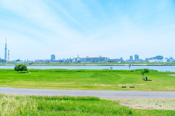 Fototapeta na wymiar 初夏に広がる青空・河川敷