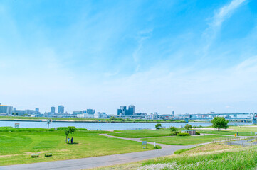 初夏に広がる青空・河川敷