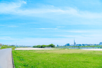 初夏に広がる青空・河川敷