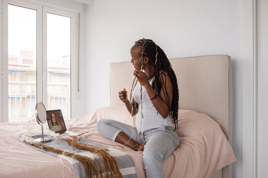 Women talking about hair online