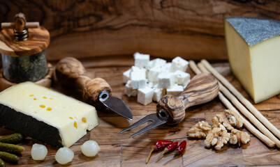 Verschiedene Käsesorten und Accessoirs aus Olivenholz 