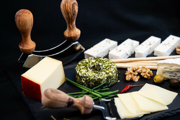 Verschiedene Käsesorten und Accessoirs aus Olivenholz 