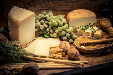Verschiedene Käsesorten und Accessoirs aus Olivenholz 