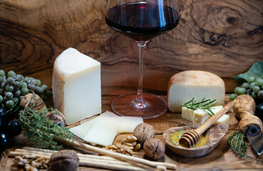 Verschiedene Käsesorten und Accessoirs aus Olivenholz 