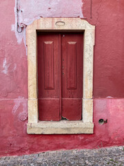 Puerta antigua de madera estilo portugués. Sur de Portugal.  