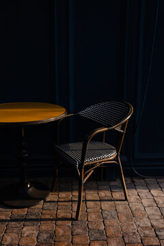 An empty table in the cafe