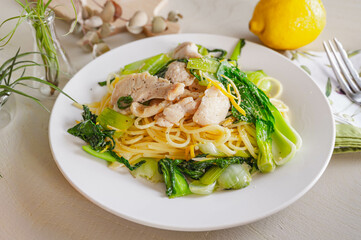 鶏むね肉とチンゲンサイのレモンパスタ