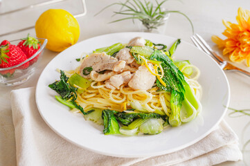 鶏むね肉とチンゲンサイのレモンパスタ