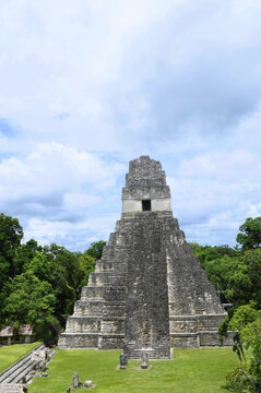Vistas del Templo del gran jaguar en Tikal, Guatemala. Monumento maya en forma de pir&aacute;mide en el parque nacional de Tikal.