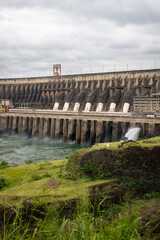 Naklejka premium Usina hidrelétrica água visão panoramica itaipú