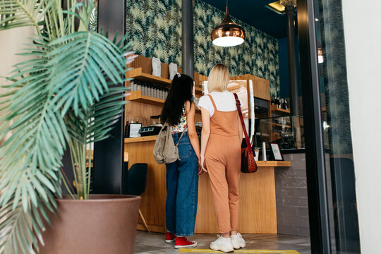 Caf&eacute; Queue friends