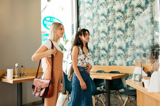 Caf&eacute; Queue friends