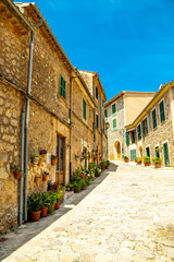 Kurzer Zwischenstop in der wunderschönen Kleinstadt Valldemossa im Nordwesten der Insel Region Serra de Tramuntana - Mallorca - Spanien