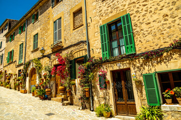 Kurzer Zwischenstop in der wunderschönen Kleinstadt Valldemossa im Nordwesten der Insel Region Serra de Tramuntana - Mallorca - Spanien