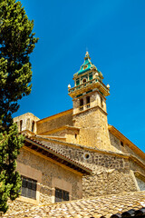 Fototapeta premium Kurzer Zwischenstop in der wunderschönen Kleinstadt Valldemossa im Nordwesten der Insel Region Serra de Tramuntana - Mallorca - Spanien