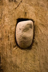 Piedra incrustada en madera