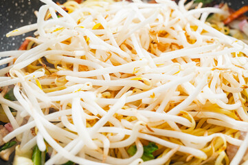 炒めている焼きそばの具材にもやしを追加