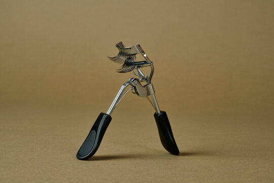 fake eyelashes in an eyelash curler