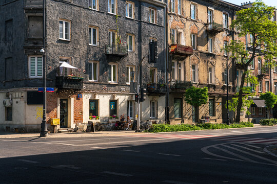 Uliczka w starej części warszawskiej Pragi. Zabytkowe stare kamienice w europejskim mieście