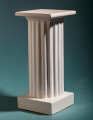 Obraz premium A white pillar with a square base