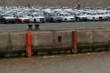 Für die Einschiffung wartende Exportautos in Emden, Außenhafen