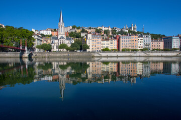 vue sur l'église Saint-georges dans le vieux Lyon, la colline de Fourvière et les quais de la Saône en été
