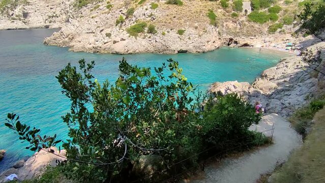 Ieranto - Scorcio della baia dal sentiero di accesso alla scogliera