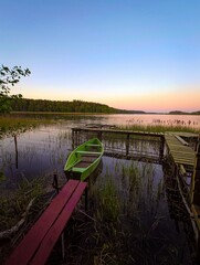Jezioro na Mazurach. Łódka przy pomoście © P.Ch. Fotografia